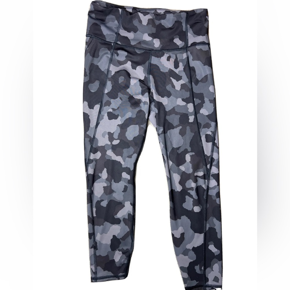 Athleta Cropped leggings Size Small lightning camo 7/8 Tight pockets S